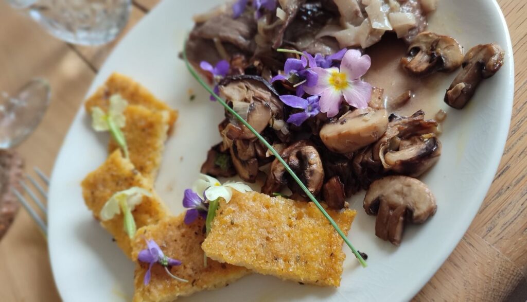 Présentation d'assiette farinata champignons