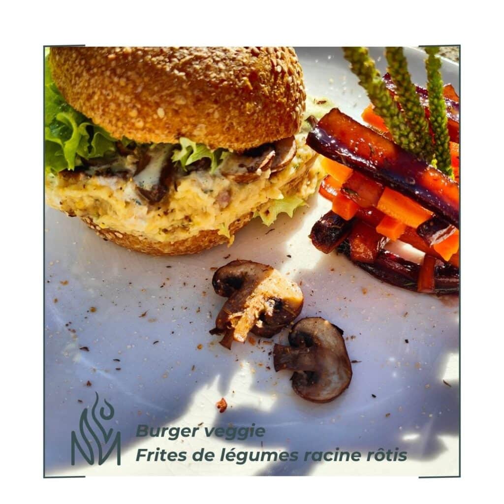 Street food végétale en hamburger et frites de légumes rôties