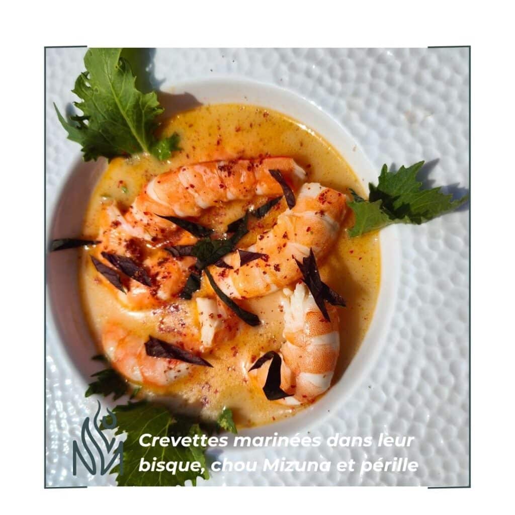 Bisque de crevettes avec crevettes et chou mizuna