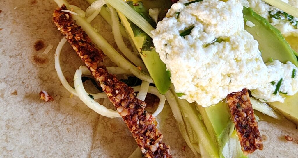 Wrap végétal croquant avec tuile tomate déshydratée, avocat et ricotta aux herbes sauvages — Nouveau Moi chef à domicile Bauges